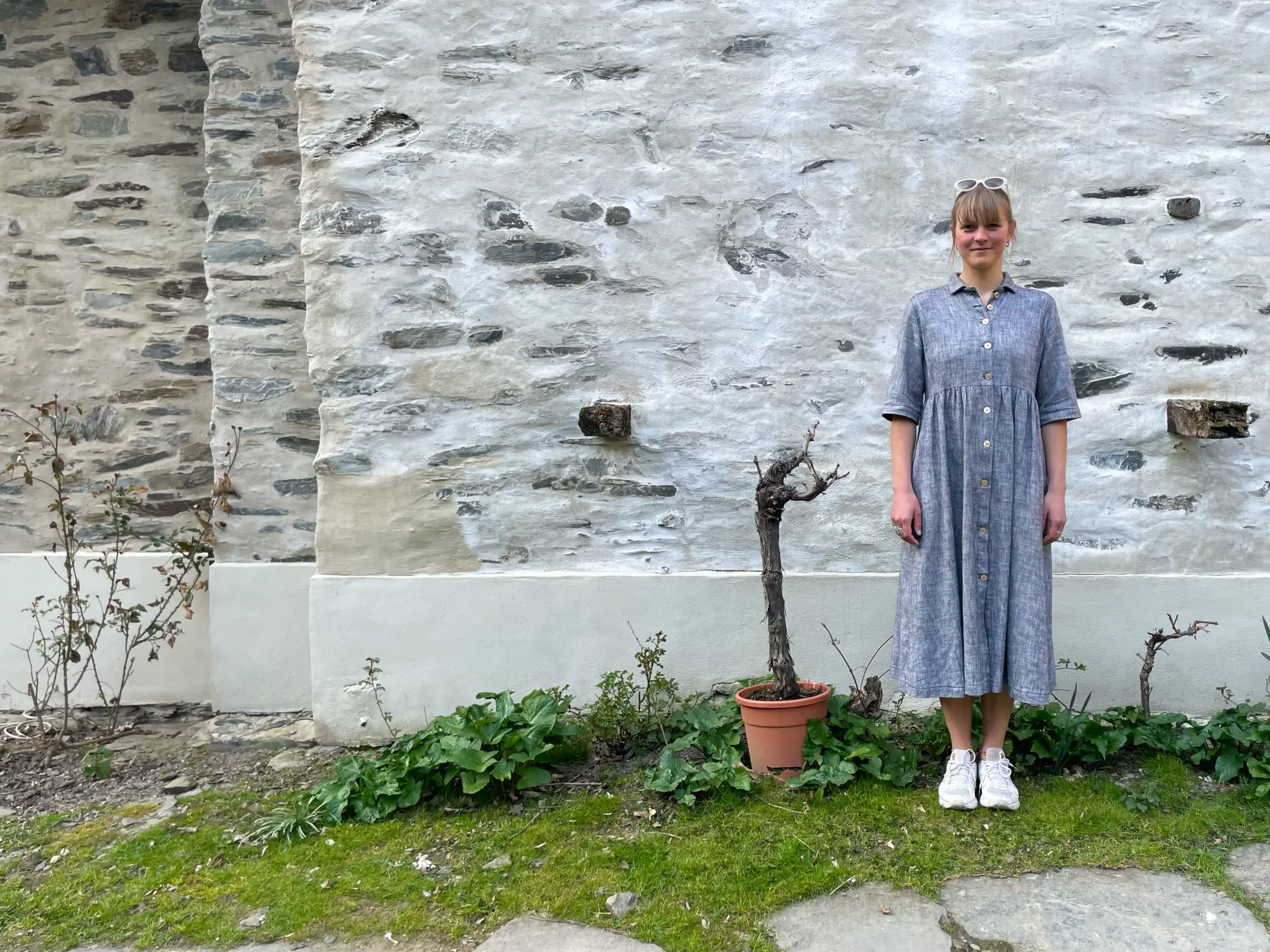 No. 15 – Kleid mit angekräuseltem Rock Fischgräte Blau Leinen/Baumwolle